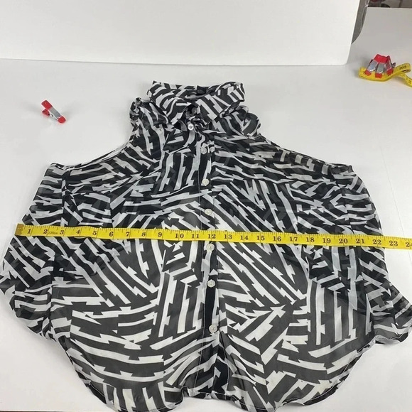 3/$15 Chevron black white geometric high neck sleeveless twist back top sz med - Picture 6 of 9